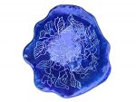 Plato de cerámica azul con grabados