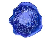 Plato de cerámica azul con grabados