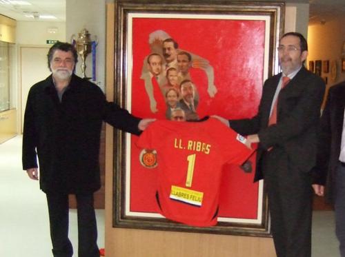 El president Vicenç Grande entregant la samarreta de l'equip a l'artista.